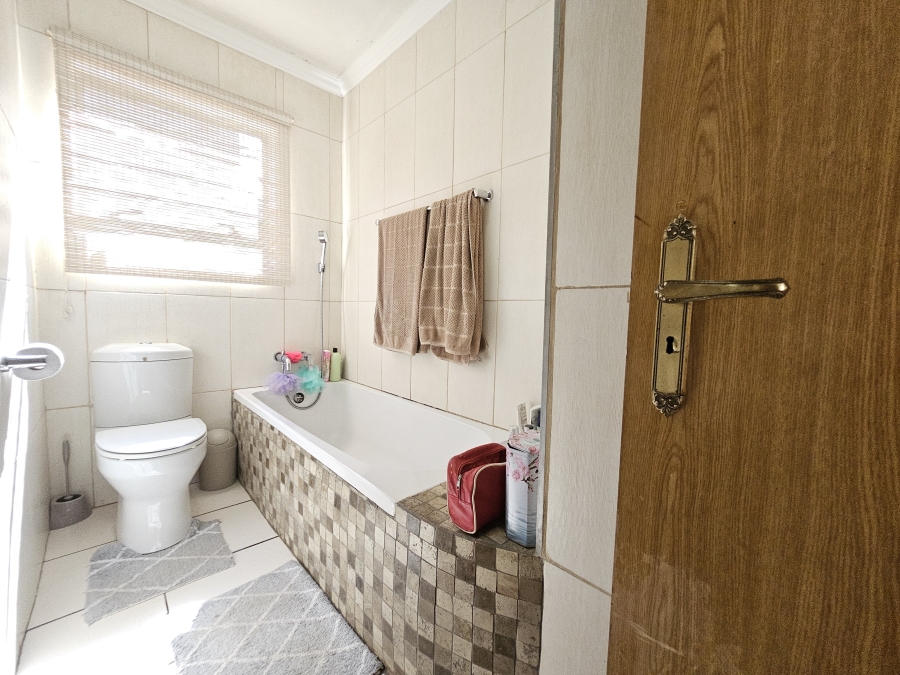 2 Bedroom Property for Sale in Rhodesdene Northern Cape